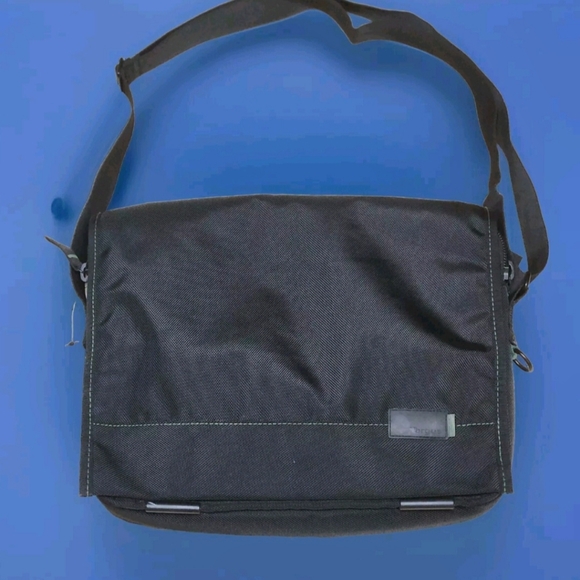 Targus Unofficial Messenger Case fits 16 inch Laptop Colors Black & Green - Picture 2 of 15